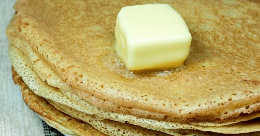 блины с маслом