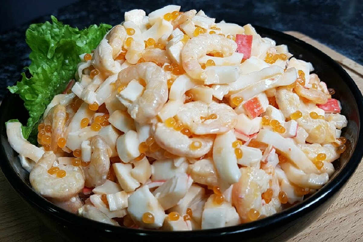 Рецепт вкусного салата с кальмарами креветками