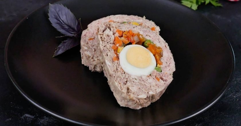 мясной рулет с овощами