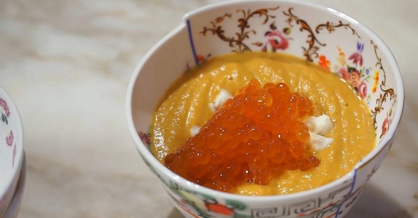 крем-суп из тыквы с икрой и сливками