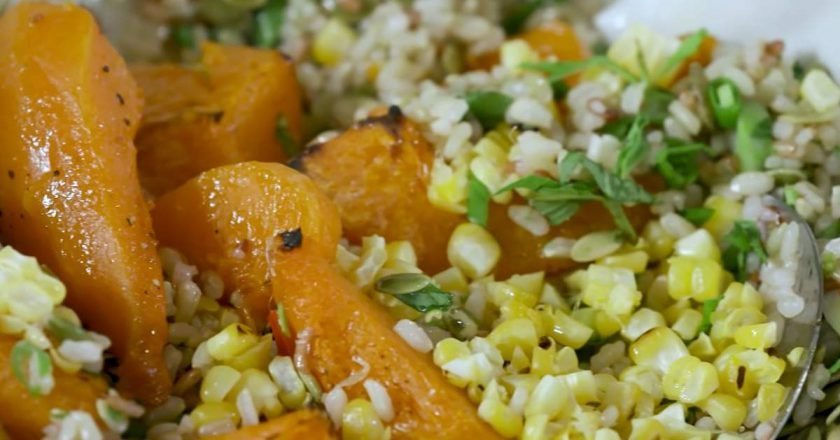 рис с запеченной тыквой, кукурузой и чили