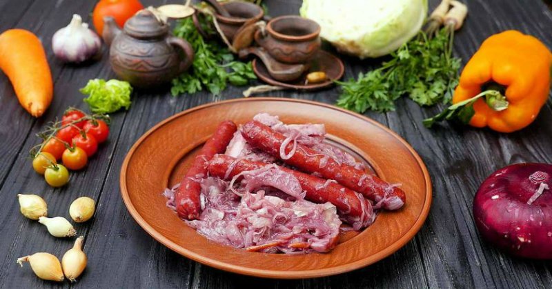 бигос с сосисками и красным вином