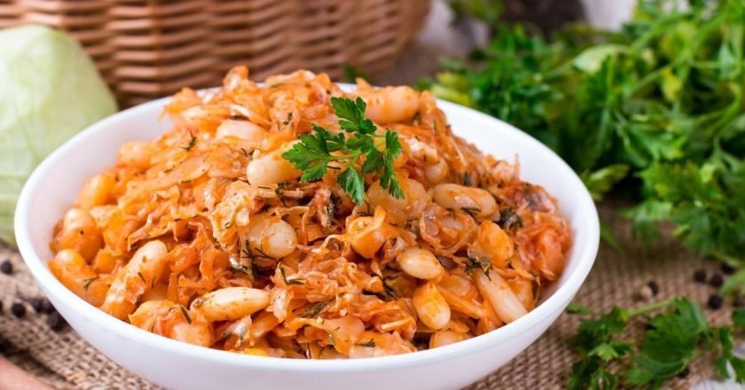 тушеная капуста с грибами и фасолью