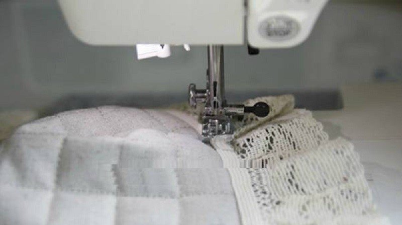 сшивание чехла и кружев