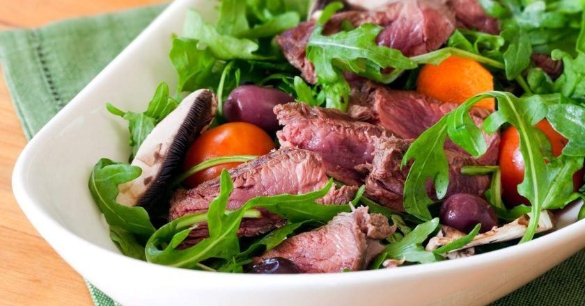 салат с руколой и говядиной