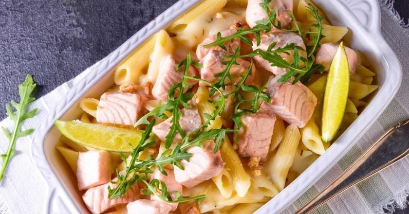 макароны с рыбой и руколой