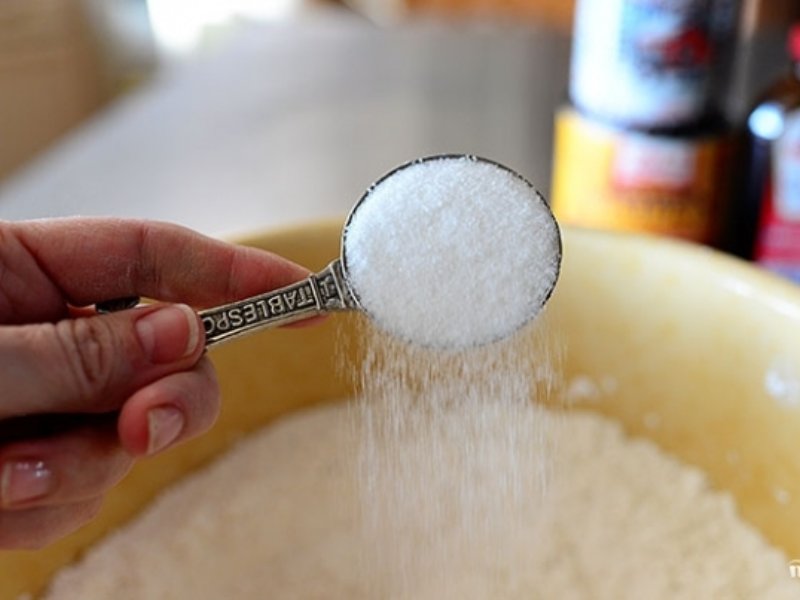 Сахар нужно положить. Добавляем сахар в тесто. Насыпать соль. Добавление соли и сахара в тесто. В миске сахар соль мука.