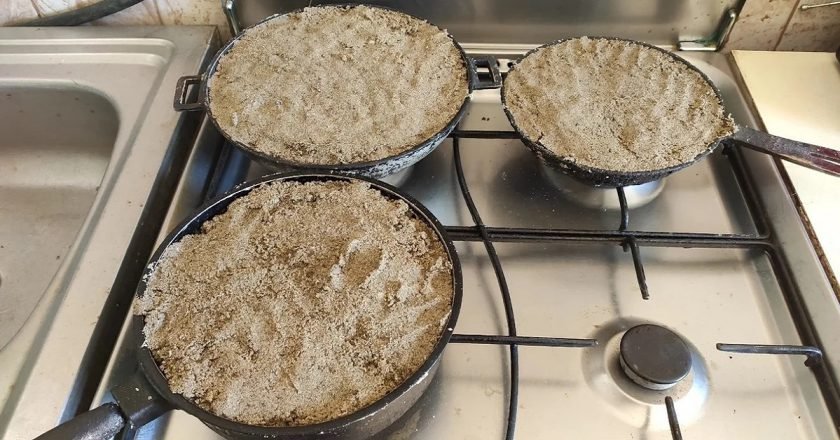 Чистка сковородок песком