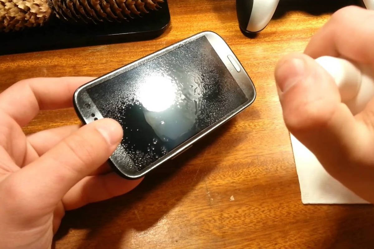 Чем отмыть экран. Грязное стекло телефона. Стекло для телефона. Заляпанный экран смартфона. Чистка экрана телефона.