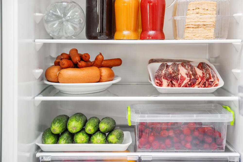В холодильнике есть мясо. Холодильник с продуктами. Холодильник с едой. Хранение продуктов. Холодильник внутри с продуктами.