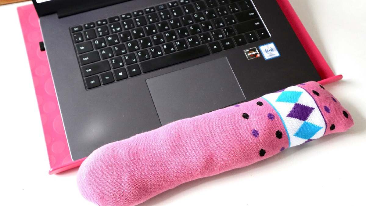  подушка для запястий из носка 