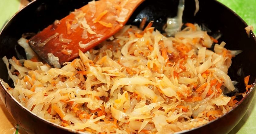 Что добавить в тушеную капусту для нежного вкуса: секретный ингредиент