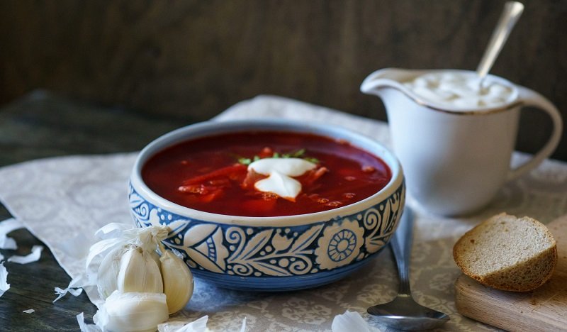 подача красного борща