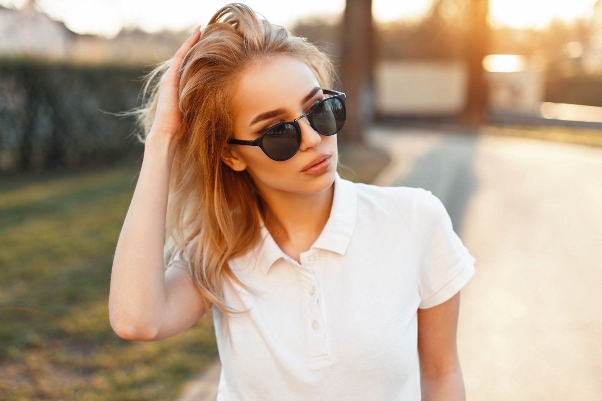 Девушки в белом Топе в очках солнечных