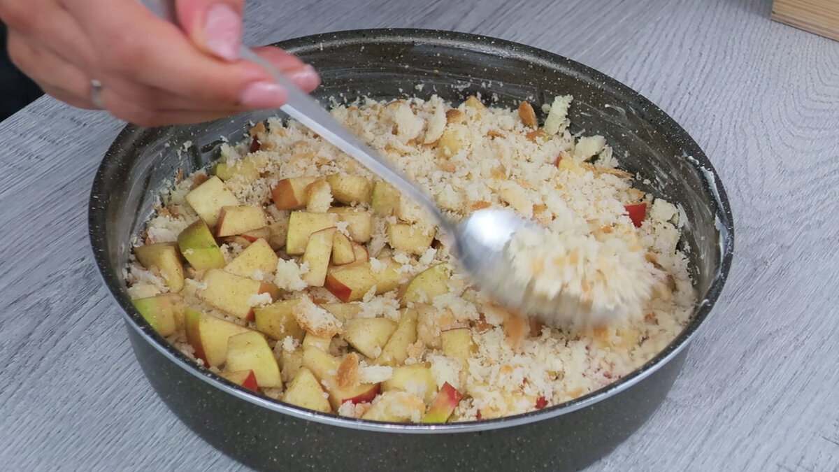яблоки с хлебной крошкой