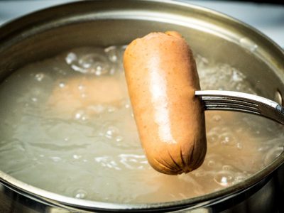 Что приготовить из сосисок: 5 простых, но изысканных рецептов