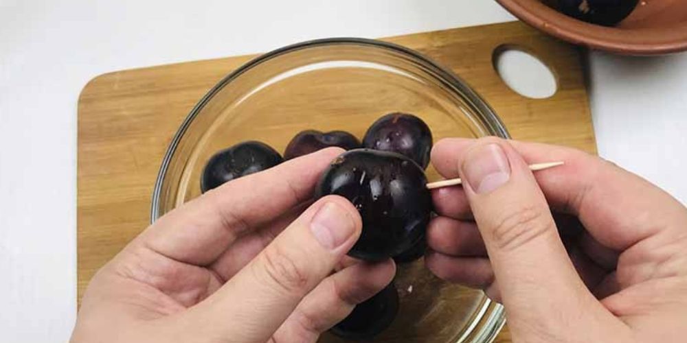 сливы на противне