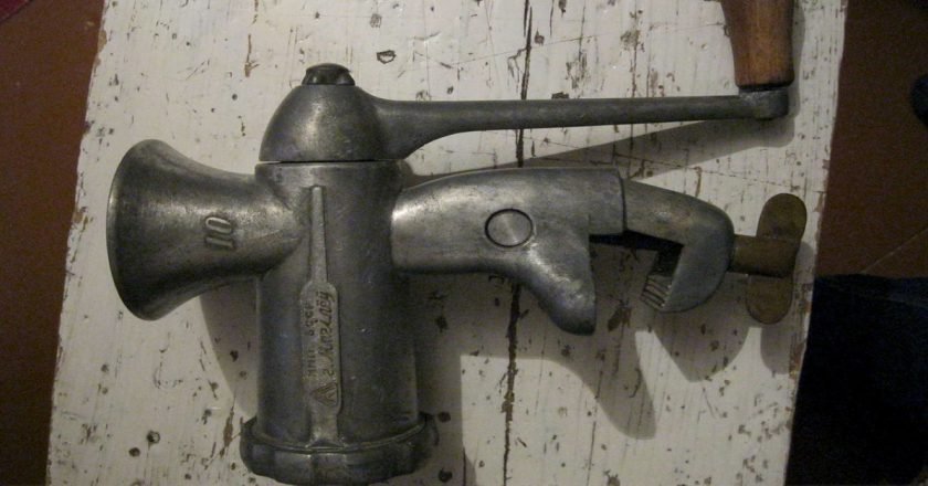 декор из старой мясорубки