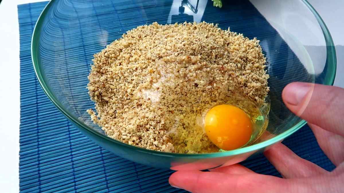 ореховая крошка с яйцом