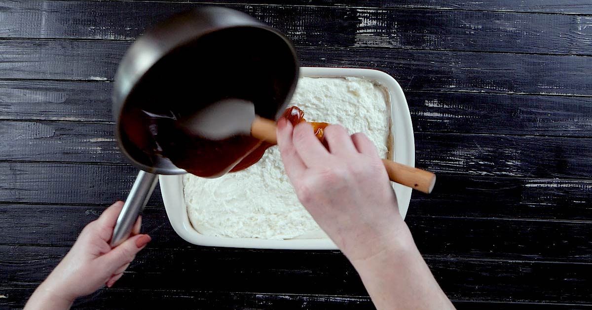 десерт с карамелью