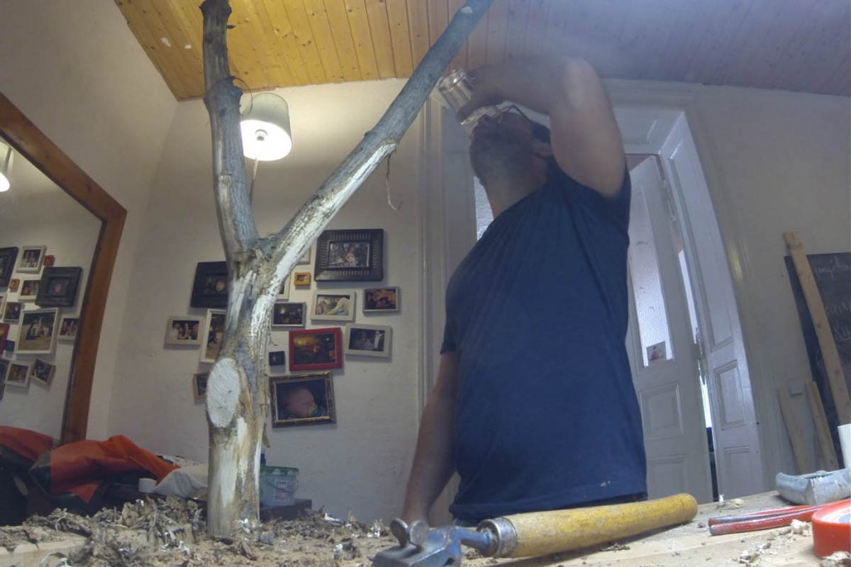 очистка бревна от коры