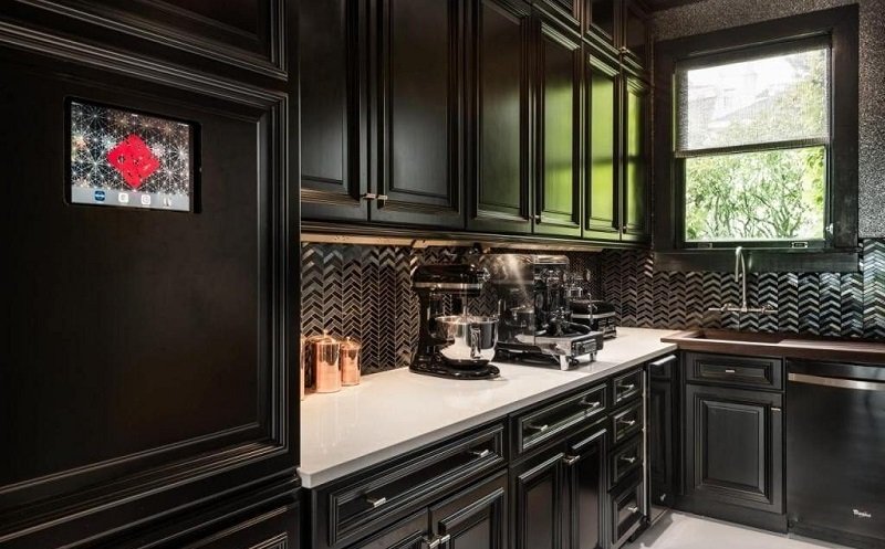 темный дизайн кухни