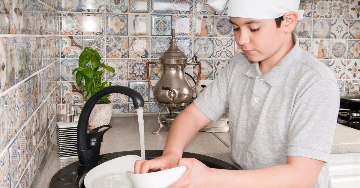 Мальчик моет посуду. Мытье посуды. Мальчик моет посуду фото. Мальчик помыл посуду.