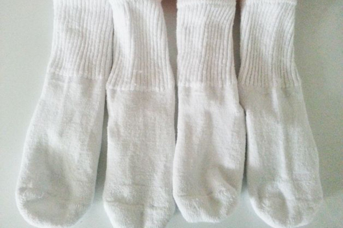 Отмыть носки. Отбеливание белых носков. Белые носки. Застиранные белые носки. Отстирать белые носки.