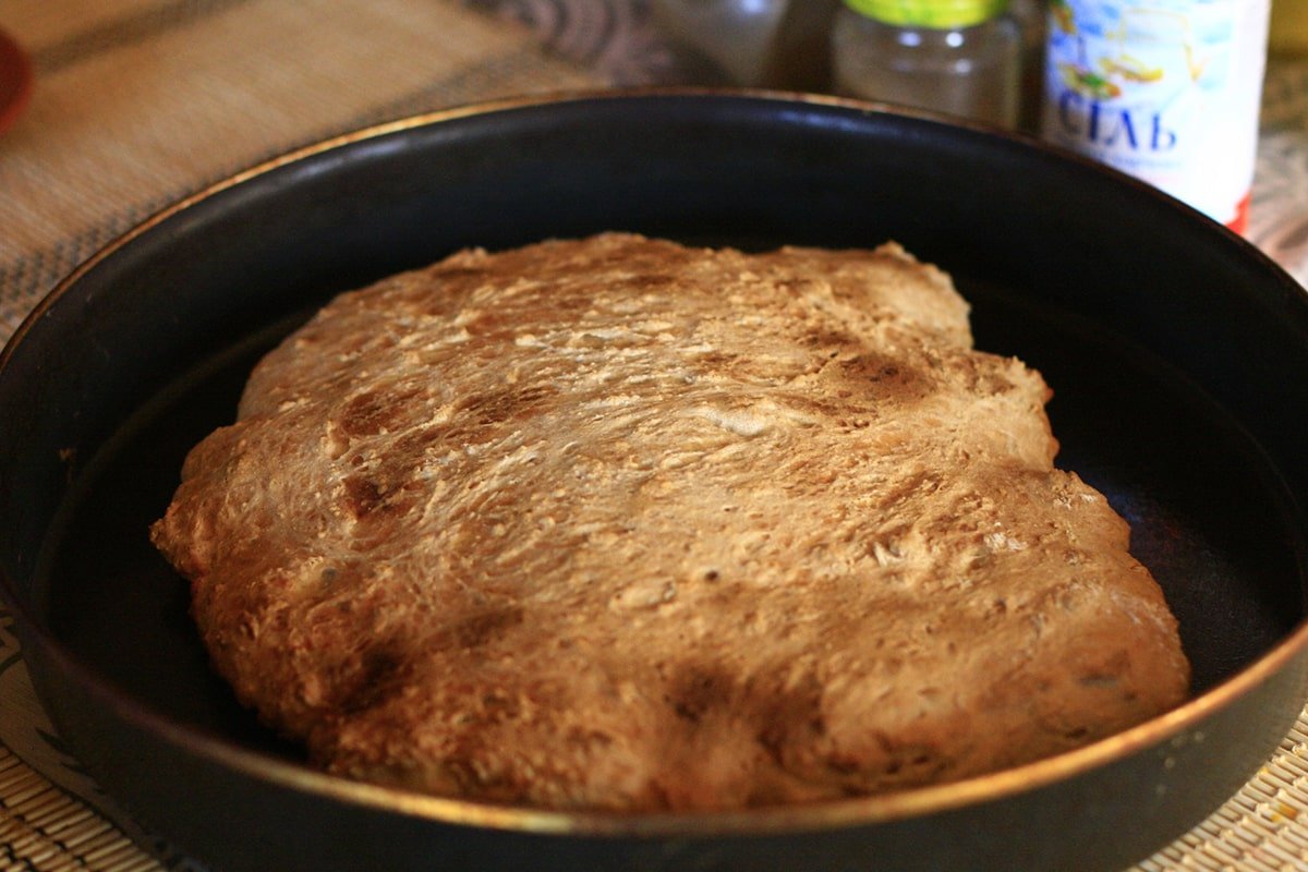 Испечь хлеб в чугунной сковороде