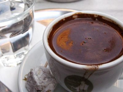 Почему эспрессо подают с водой