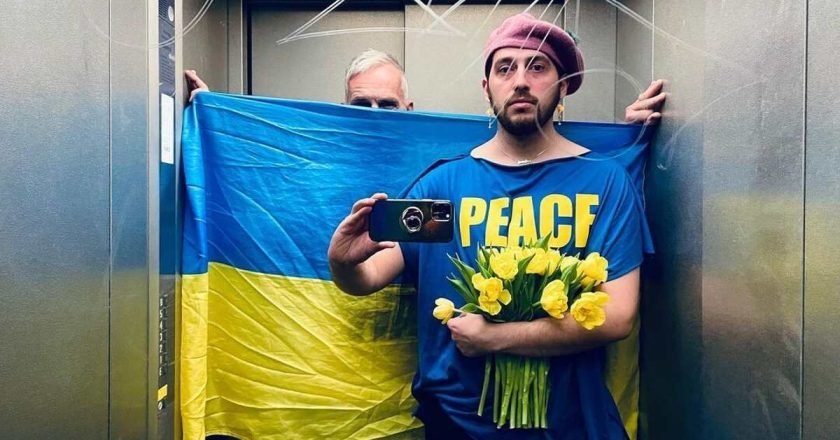 стилист Фрэнк Вайлд с флагом