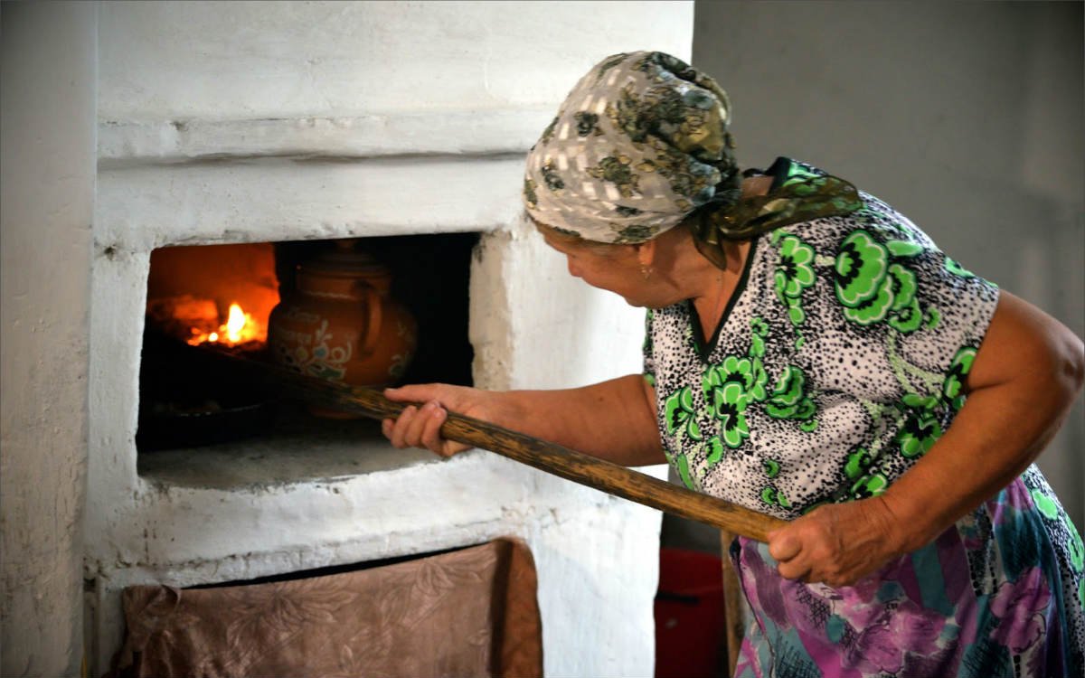 Бабушка каждый день варит кашу