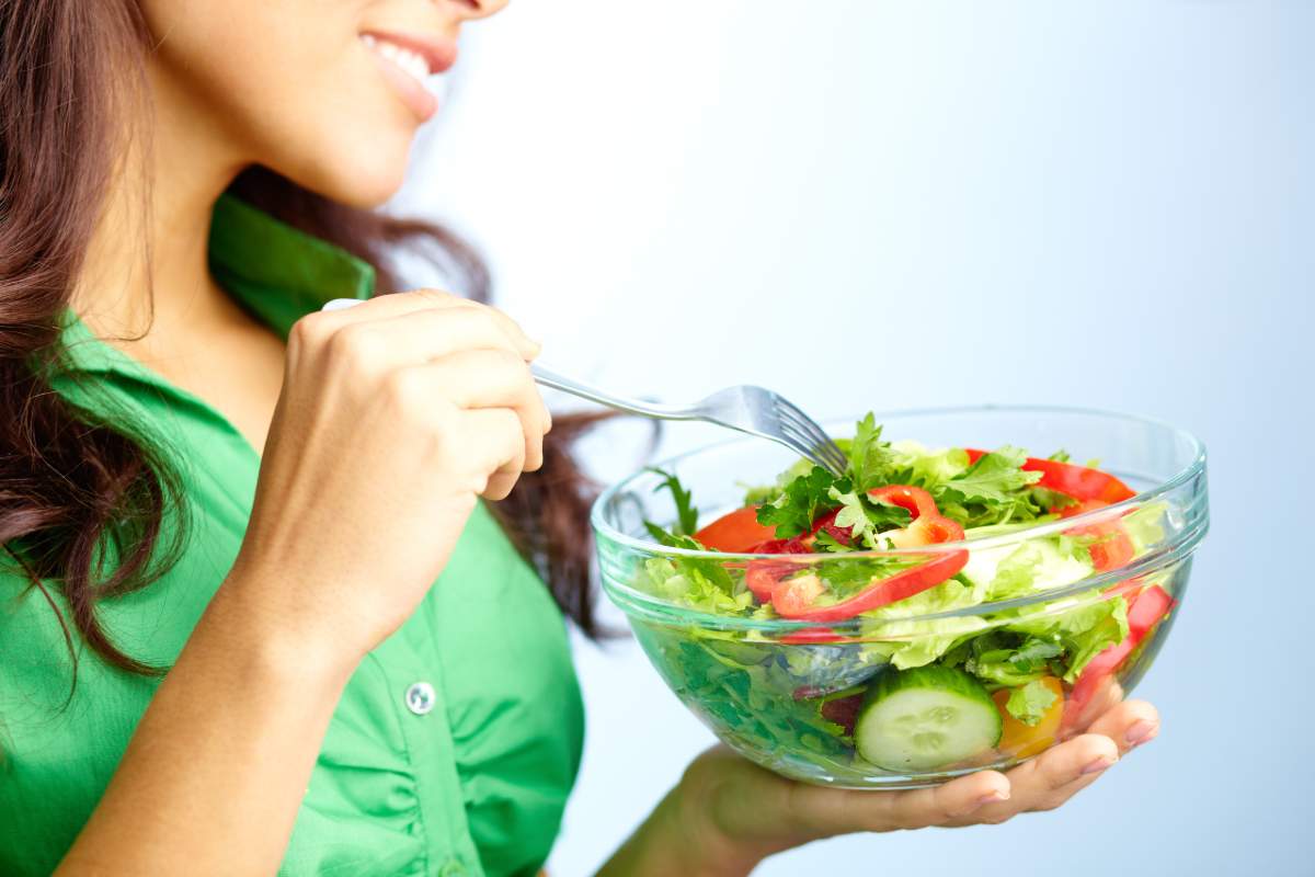 Быть овощем и жить. Девушка ест салат. Девушка ест овощи. Девушка с салатом. Девушка с овощами.