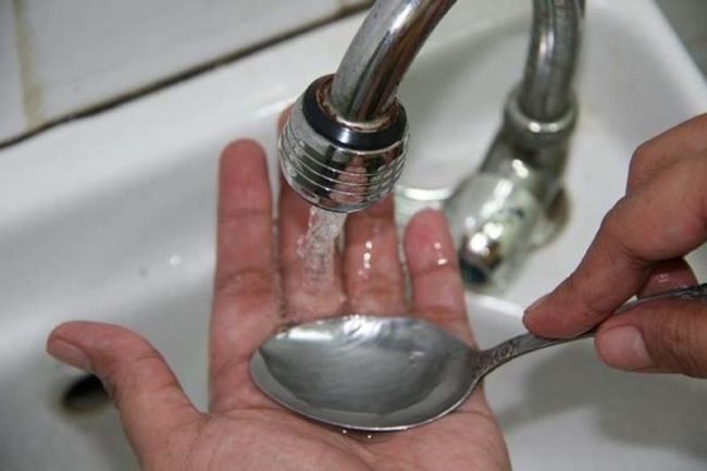 ложка под краном фото