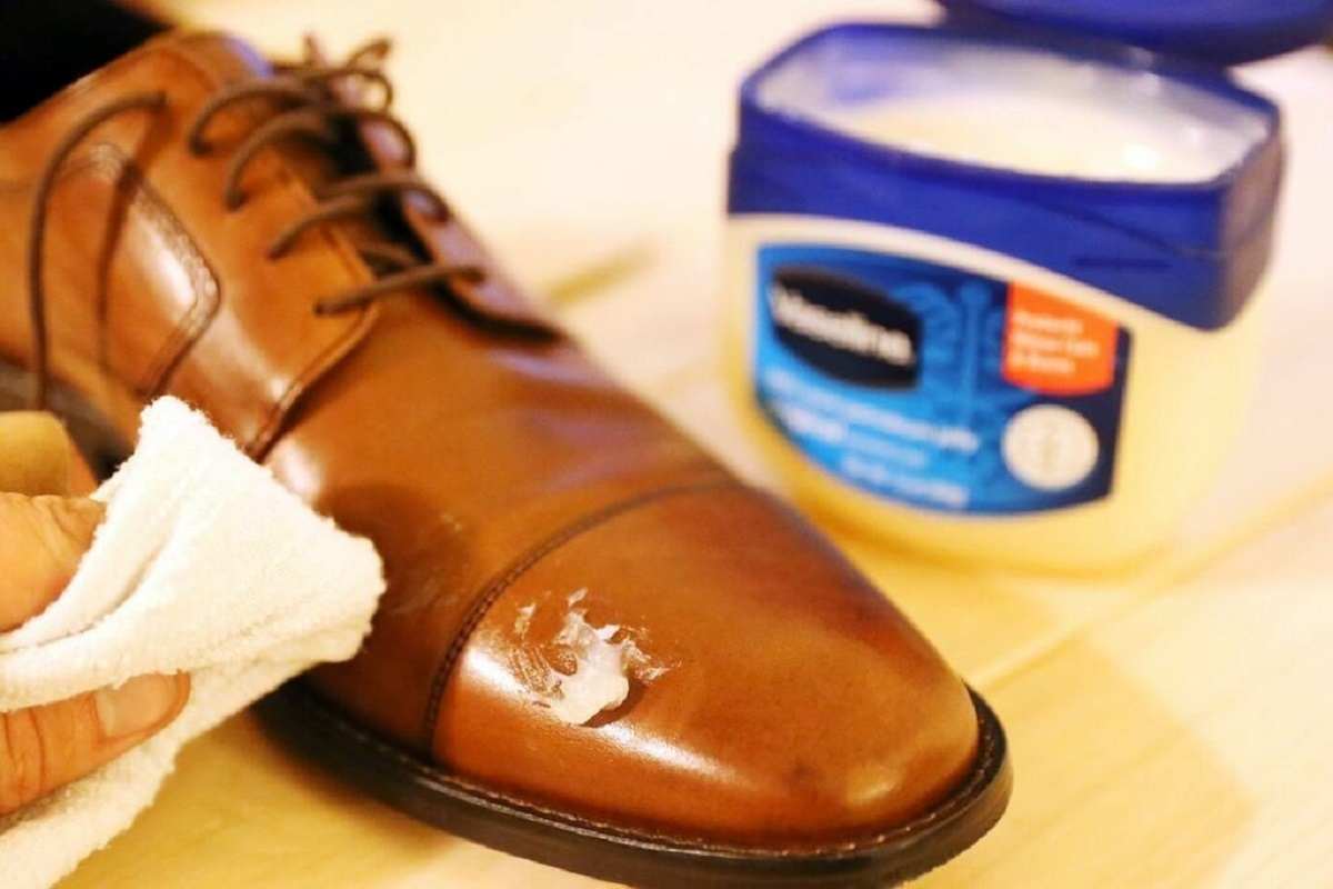 Как отмыть сапоги. Нанесение крема на обувь. Вазелин для обуви. Средства для ухода за обувью из кожи. Вазелин для кожаной обуви.