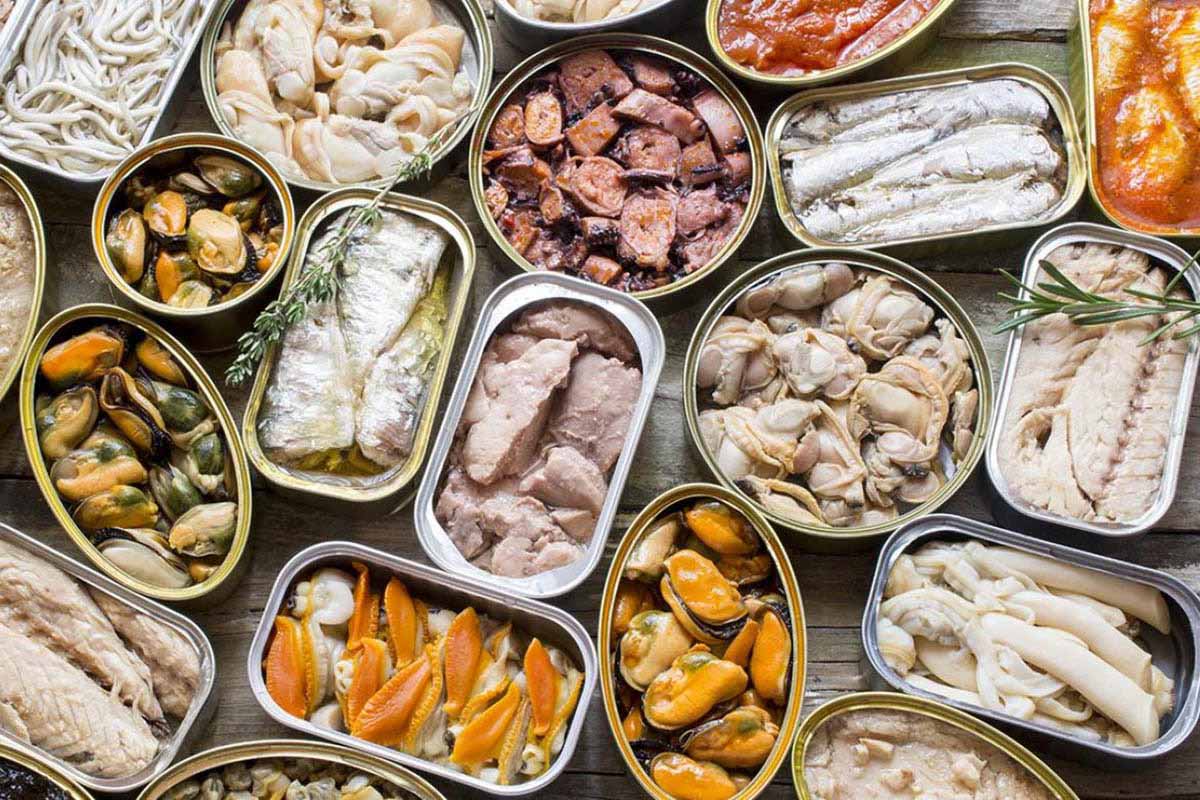 открытые банки с различными консервами