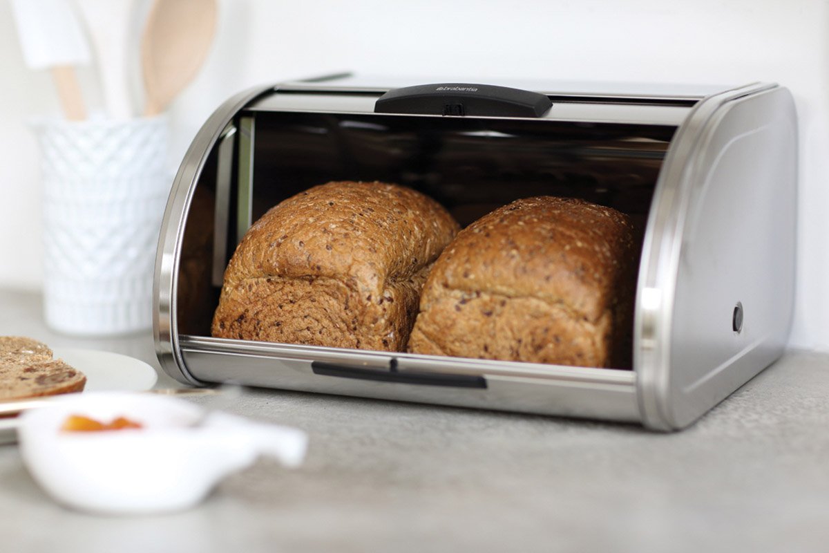 хлеб в серебристой хлебнице