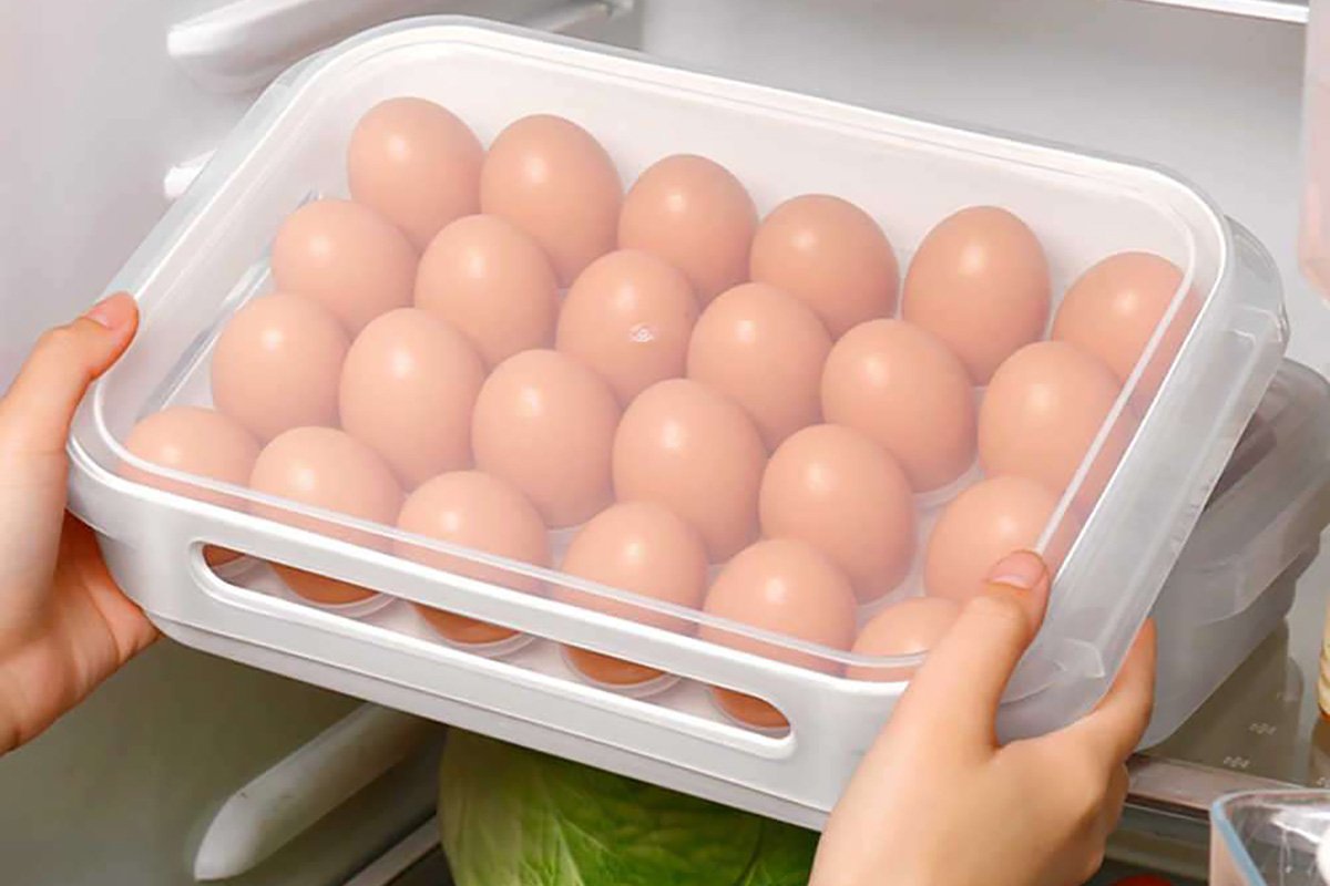 яйца в большом контейнере