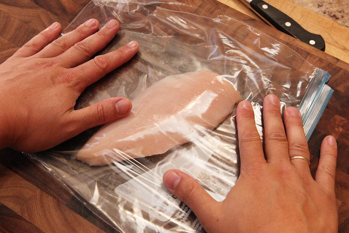кусок курятины в пищевой пленке