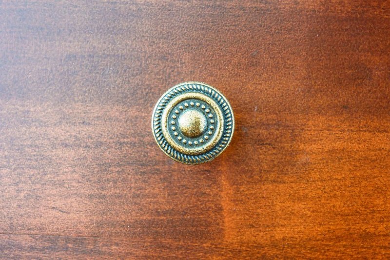 ручка на тумбе фото