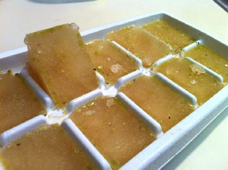 бульон в лотке для льда