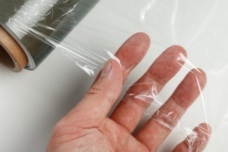 пищевая пленка в руках снимок