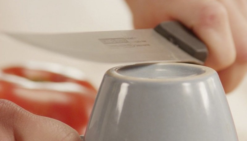 точить нож о чашку снимок