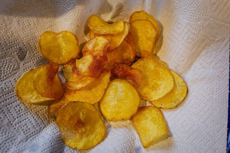 чипсы на бумажном полотенце изображение