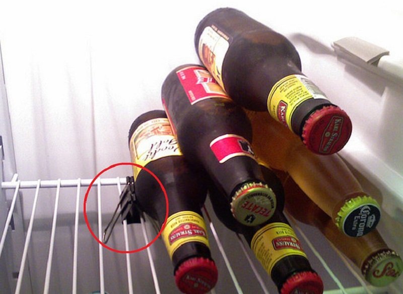 бутылки в холодильнике снимок