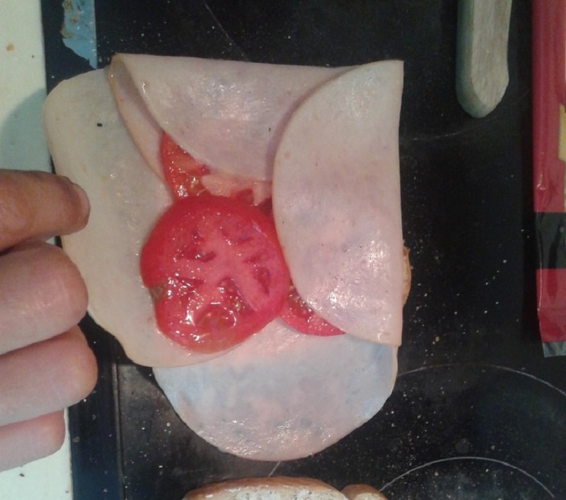 бутерброд с ветчиной и помидорами изображение