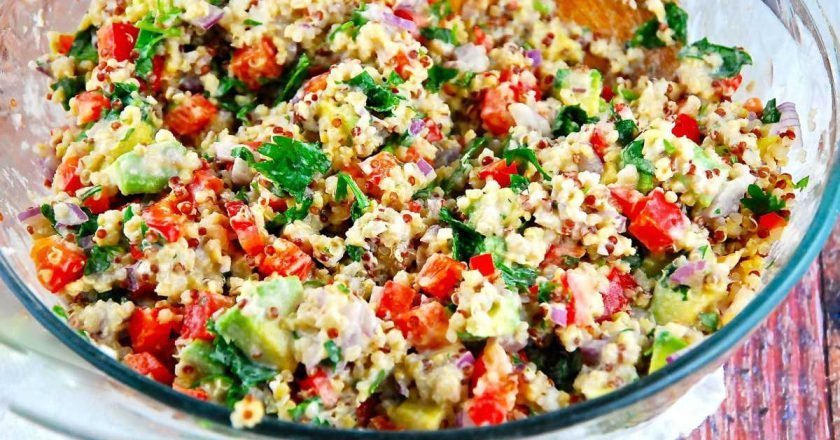 салат с киноа и овощами