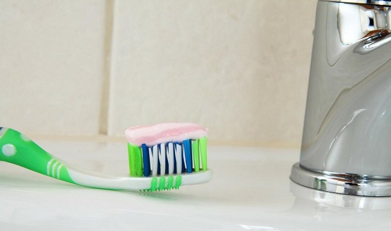 натирание крана зубной пастой