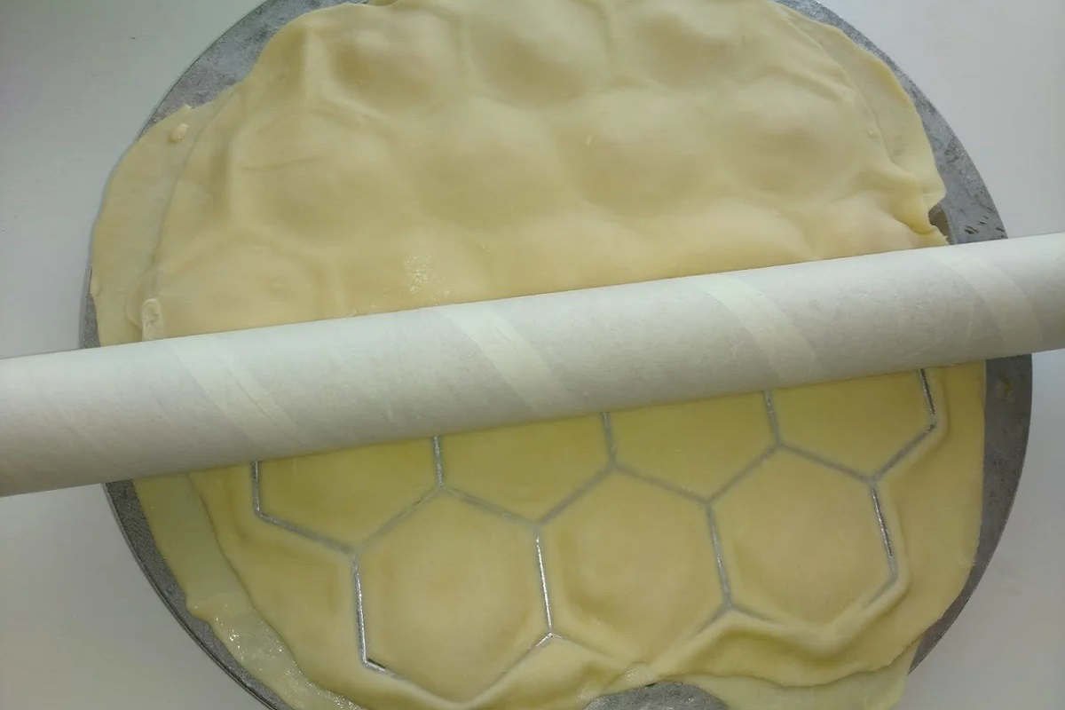 раскатывание пельменей