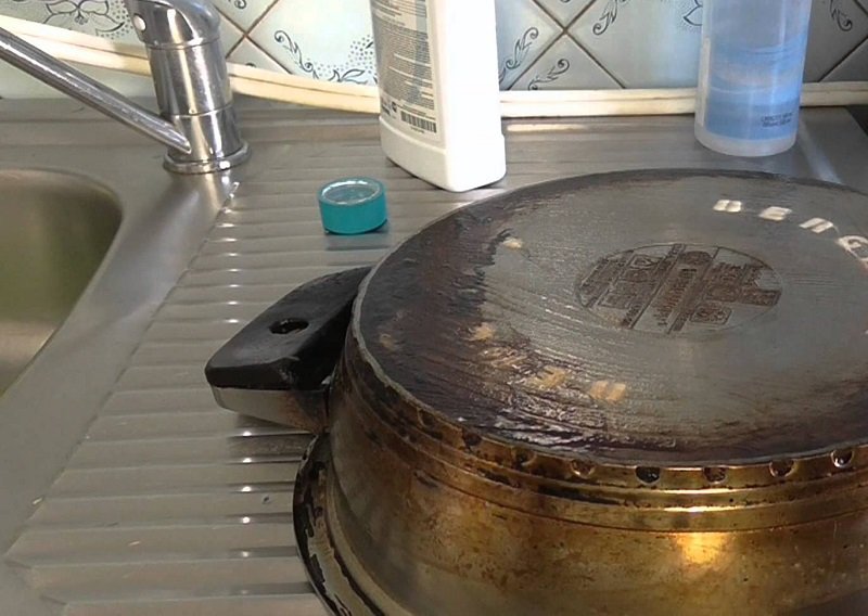 Чем чистить сталь. Посуда из нержавейки нагар. Пайка алюминиевой кастрюли. Алюминиевая сковорода с нагаром. Пригоревшая кастрюля из нержавейки.